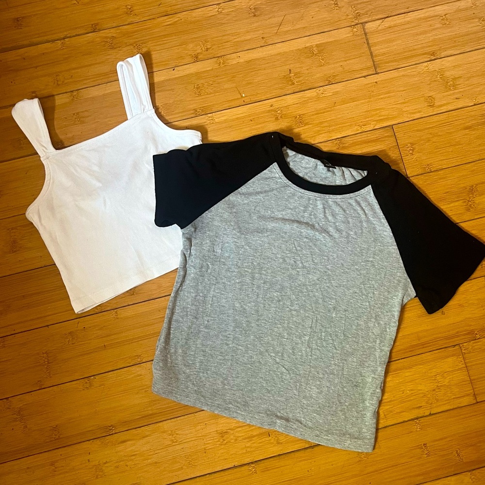 2 BASIC CROP TOPS+ 1 FREE TOP INCLUDED